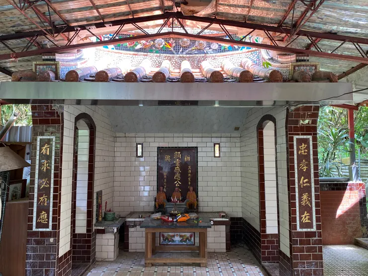 對聯刻著：忠孝仁義在、有求必有應。據說過去曾有人想把廟給剷掉，但是挖土機怎麼都剷不下去