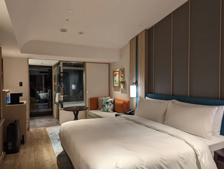 房間的木紋裝潢走非常現代的風格，有一種從大自然走回現代的感覺。