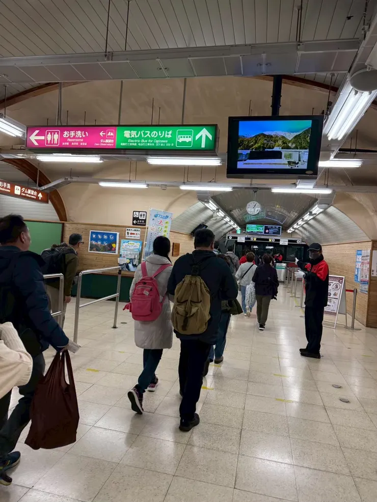 前往搭乘關電隧道電氣巴士