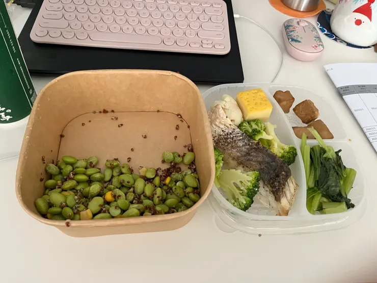 蜂鳥食堂的乾煎鱸魚便當，飯加價換毛豆。