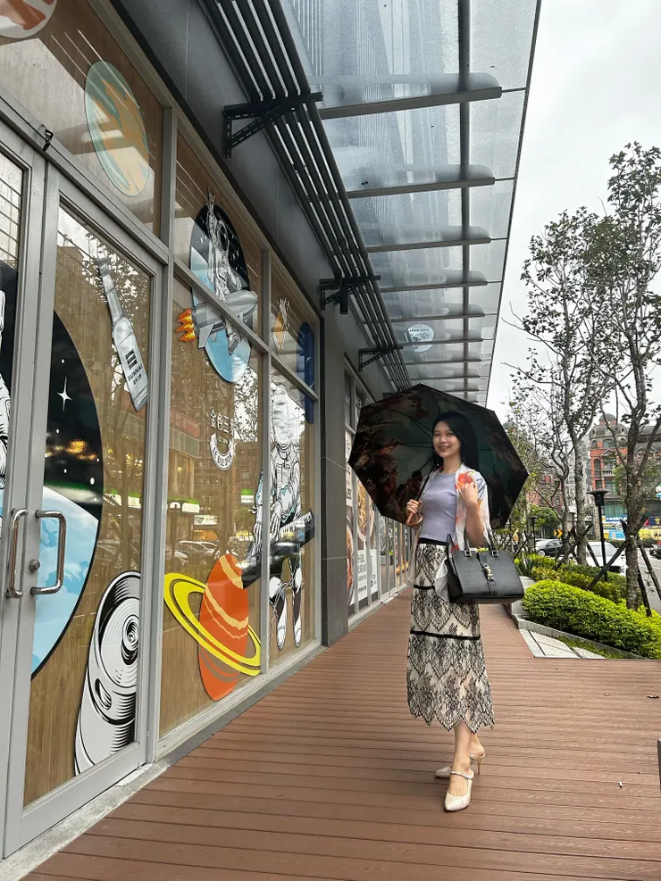 雨中的城市即景，十月的街道還有一點萬聖節的俏皮氛圍