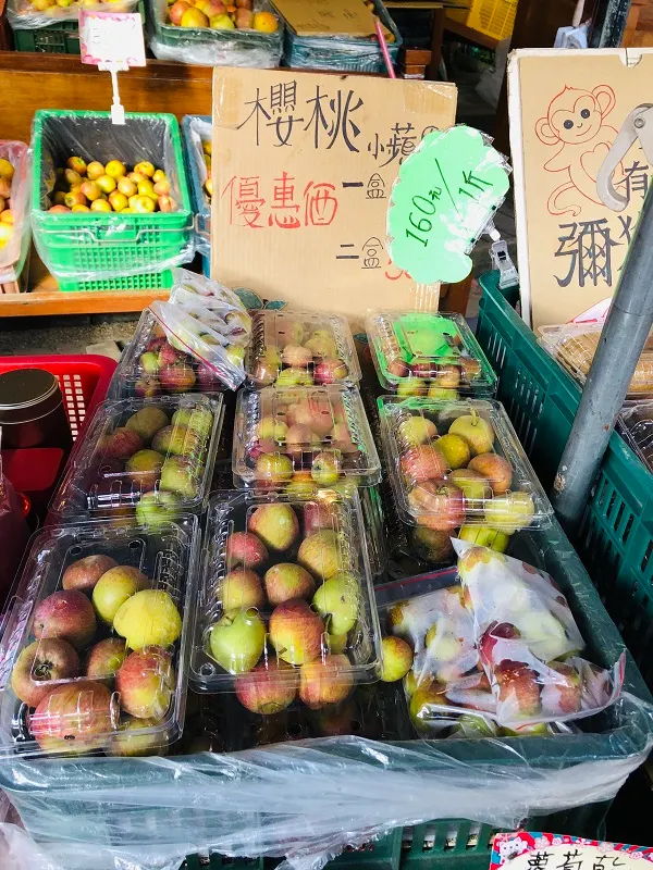 市集裡還有另一種我第一次看見的~"小櫻桃蘋果",嬌小可愛。