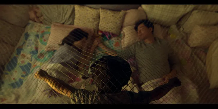 年幼的金奉皙睡著時飛了起來,看到父母和樂的模樣,幸福地笑了出來。(Source: Disney +)