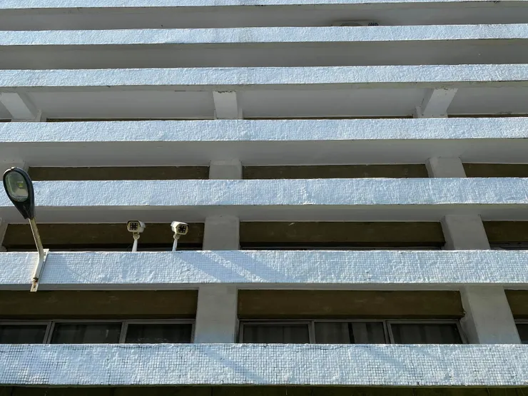 水平遮陽貼了白色馬賽克磁磚。不過幾年前外部覆材更換時,將水平遮陽板原45度轉角的馬賽克收邊改成直角,原貌盡失