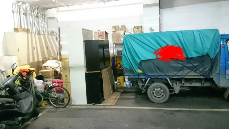 網友分享有住戶在大樓車位堆放雜物（僅為示意圖，非文中提到案例，圖片來源：https://www.mobile01.com/topicdetail.php?f=335&t=4678924）