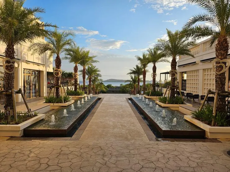 入口處的噴水池,濃濃的渡假風