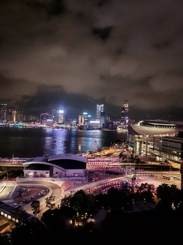 夜晚的維多利亞港,絢爛又神秘!