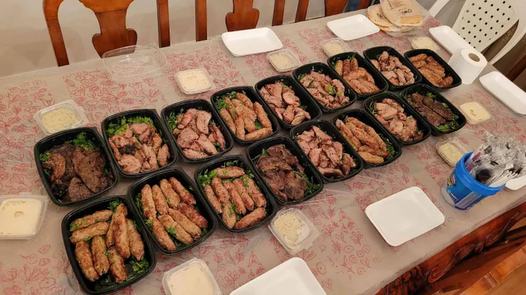 某次家庭聚餐的12人份的菜色(還吃不完)，有Kofta、無骨雞腿肉、牛肝，平均每人670埃鎊。