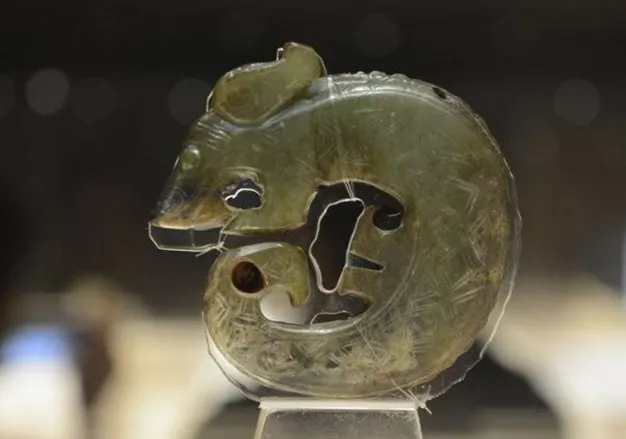 龍的頭部象豬，蜷曲的尾巴則似蛇，身體上的菱形紋也像蛇、魚的鱗片。