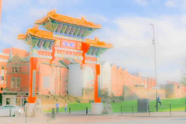 中國城牌坊與其下方的城牆遺跡