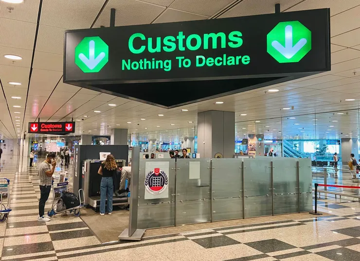 ▲ 出境時要選擇綠色出口，原先英文的意思是「不用報關」