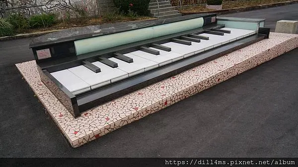 鋼琴在地上
