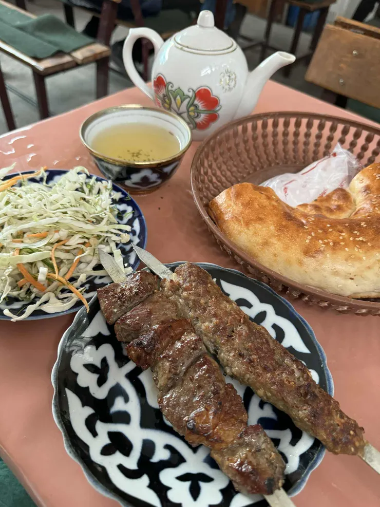 午餐烤串兩支+麵包+茶+生菜 32,000 som,約台幣80元