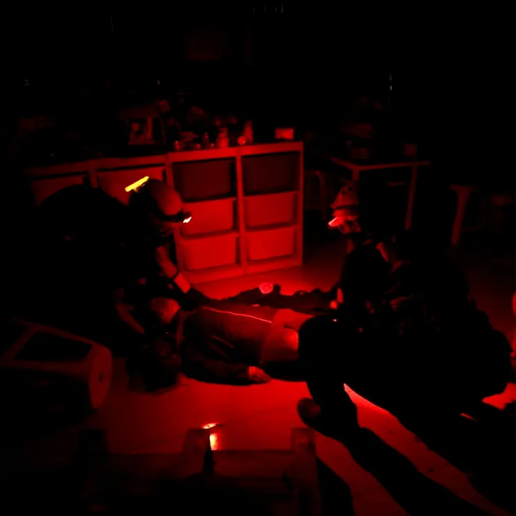 真實情境中夜間室內搜索可能還會包括各種煙塵、瓦礫、破碎家具、突出的鋼筋或各式障礙；使用紅色頭燈可以避免白光照射的煙塵反光干擾、對眼睛的刺激較小、可以保持黑暗環境中的自然視野