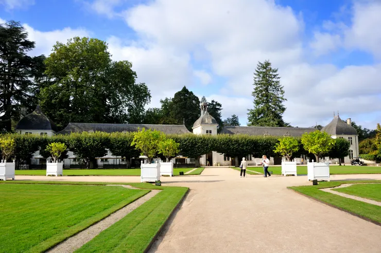 【城堡左前方的圓頂建築,有酒窖、餐廳和王后葯劑師房。】