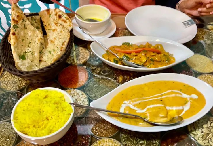 在清真印度菜享受美食