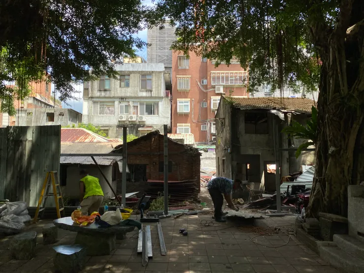 圍起圍籬，準備開拆眷村