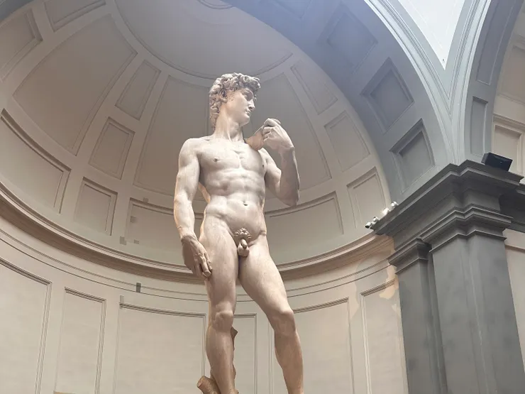 當我從遠處看到大衛雕像的第一眼，那真的是令人屏息的瞬間