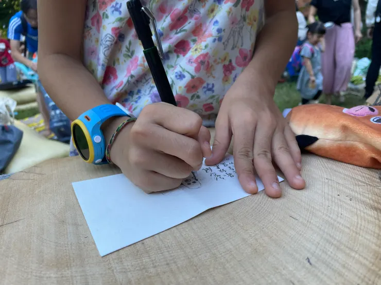 站在對面一起畫