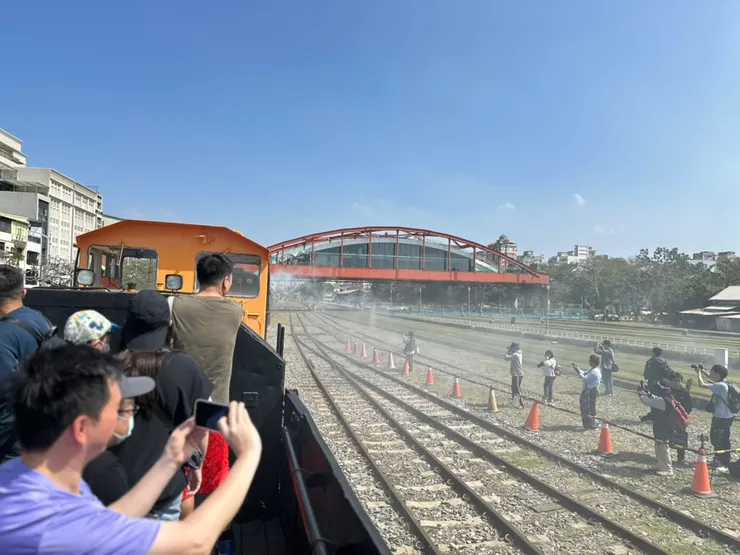 火車出發了，一堆人拿著大砲對著我們猛拍，突然覺得在車外拍應該比較美？