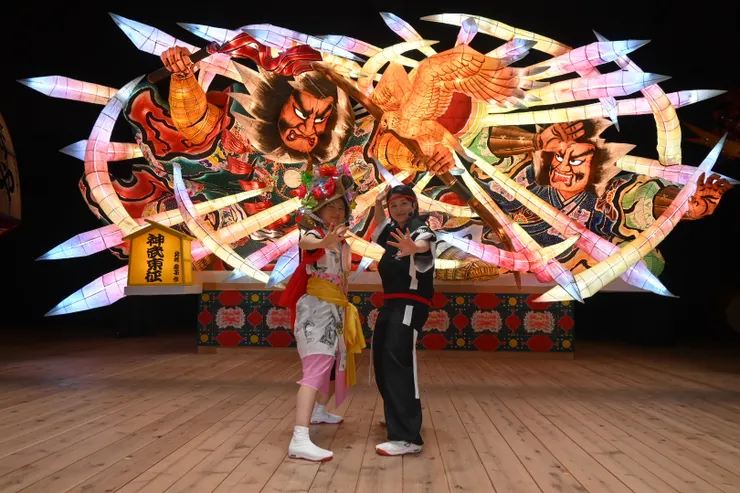 睡魔祭中的「跳人（ハネト）」裝扮:在青森市的睡魔祭中，每個人都能去買(或租借)這樣的服裝，然後隨著祭典的隊伍前進，途中大家會一起不斷地左右腳交替，單腳跳動(頻率為左腳跳兩下、右腳跳兩下)，並努力將衣服上掛滿的鈴鐺抖下來，這樣的人我們就稱之為「跳人」。據說如果可以撿到鈴鐺的話，就能得到幸福，所以祭典的時候有很多小朋友會特別去找鈴鐺。／照片來源：NANA濕婦