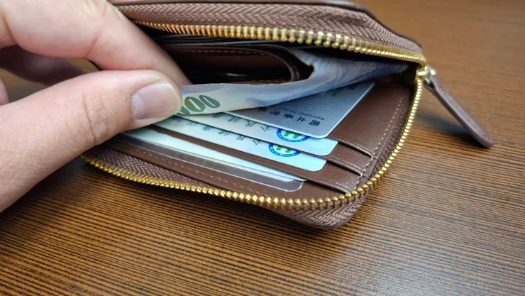 一邊是證件(都是孩子的健保卡，哈)