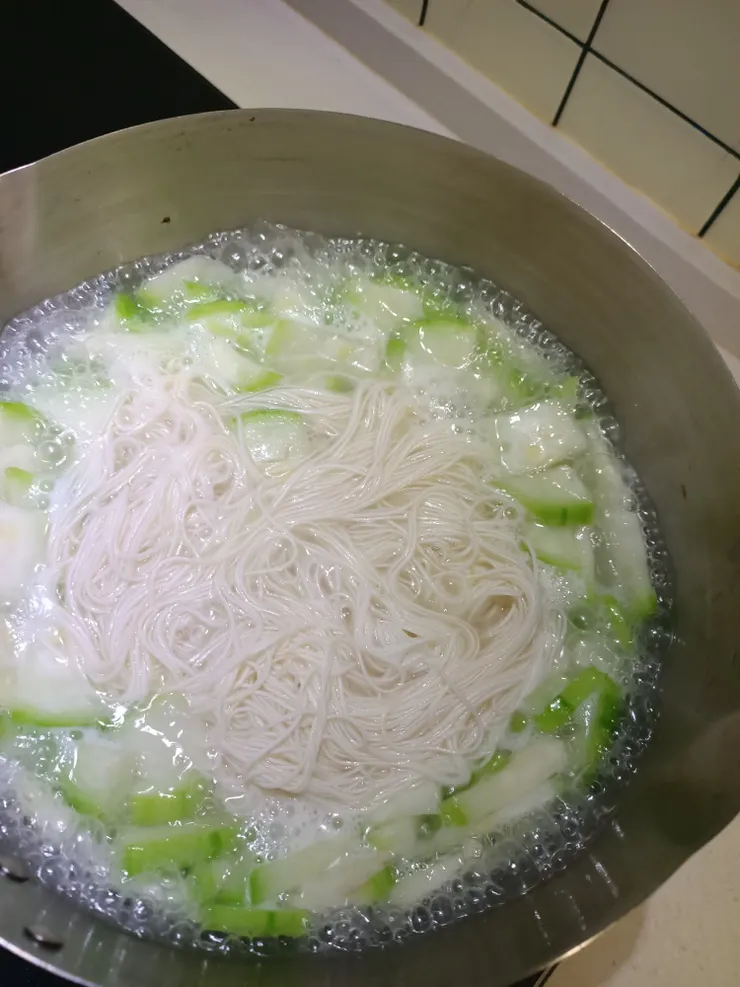 晚餐煮了絲瓜麵線，妹妹吃！爸爸種的絲瓜根本吃不完，還好叫親戚們自己來採，不要浪費啊！