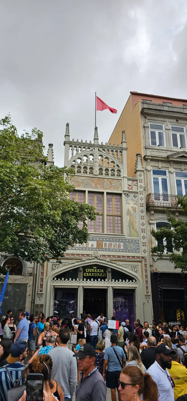 書店外面排隊的人潮