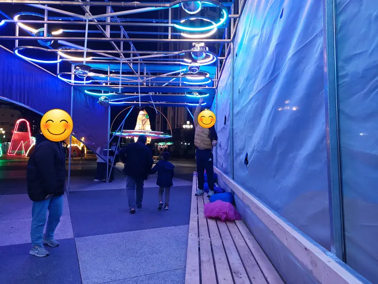 小朋友站在長椅上玩金屬球 / 資料來源：我自己