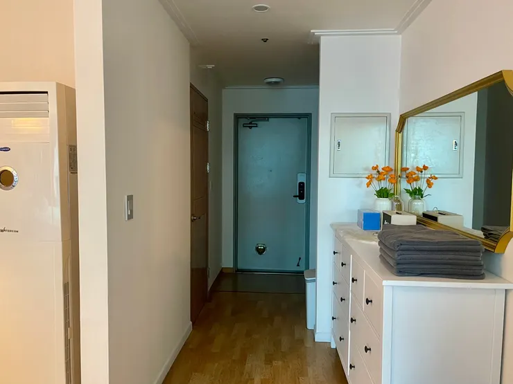 入房右側是衛浴左邊鞋櫃，往裡走一點先是流理台才是床｜弘大住宿推薦Junho's House