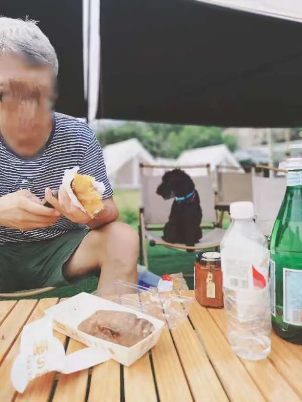 還帶了一瓶氣泡水！哈哈哈！！