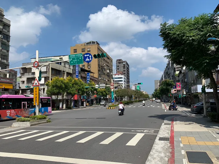 羅斯福路六段上的行人步道真讚！