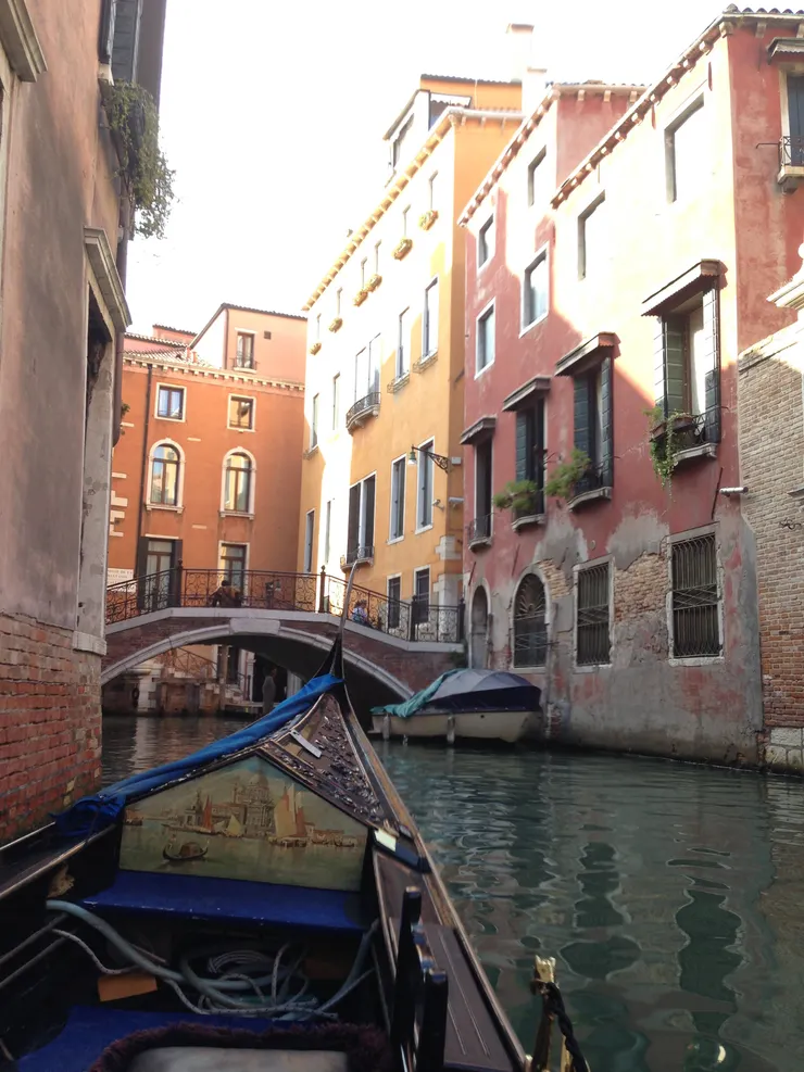 貢多拉船的裝飾也不馬虎(看船頭的繪畫相當精緻)