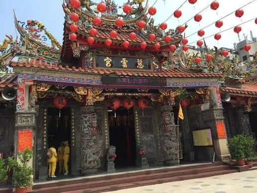 屋脊上交趾陶、剪黏工藝精湛（圖片截圖於網路）