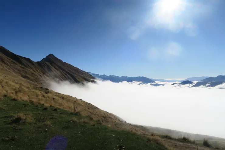 咱們就先忽略目的地其實還在那個尖端附近的事實，先欣賞雲海吧