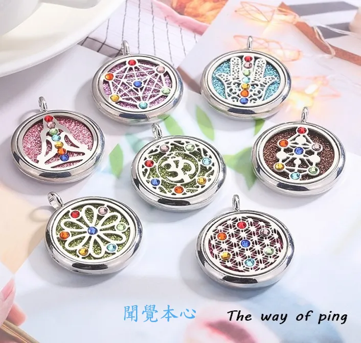 使用棉片，將精油滴入，作為擴香