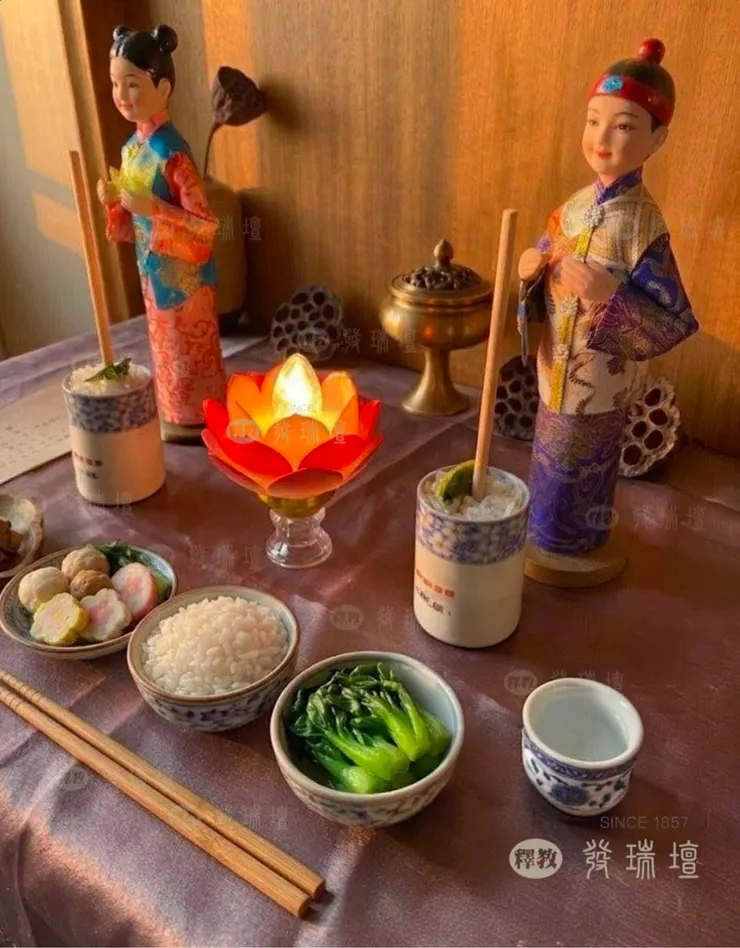 童男女有名，男的叫「勤快」、女的叫「伶俐」。