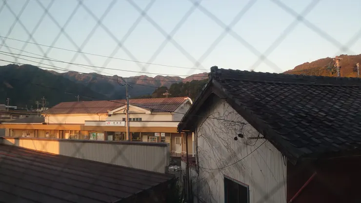 從房間窗戶看出去就可以看到車站。