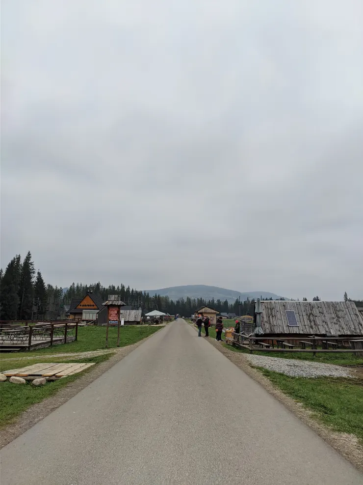 一樣繳10 PLN入場費後就可以開始走了，一開始是這種柏油路