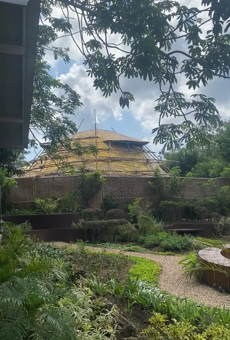 還在建造中的Alchemy瑜珈教室,期待烏魯瓦圖的建築 現在只能看到一點屋頂