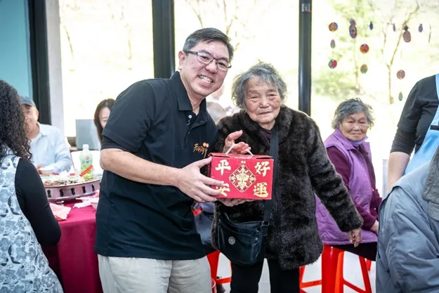 洪肇元主任頒獎給長輩，祝她新年快樂。