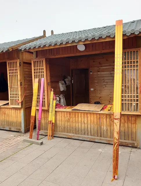 張飛廟前的小攤竟然販賣巨大拜拜用的香