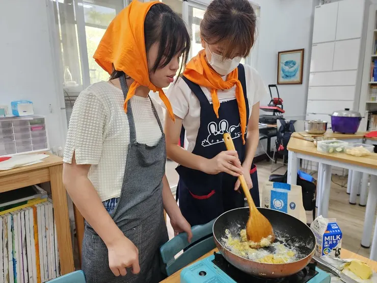 上華國高中部:結合蒙特梭利理念的高品質自學環境,探索自由、實踐農場活動與微觀經濟的理想校園 台南實驗國高中