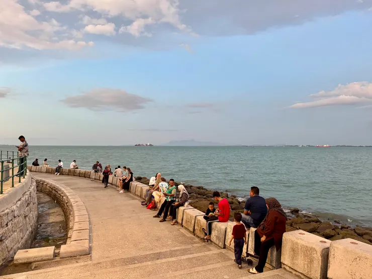 馬六甲海峽堤防上的人們