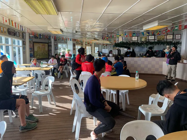 山屋中的餐廳中等晚餐