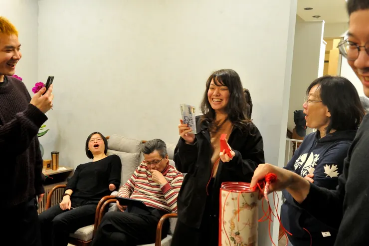 【年夜飯發紅包視訊直播天涯咫尺！今年兒子和拉拉設計了抽紅線摸彩節目，最大奬5千元。雅雅抽中2千元。】