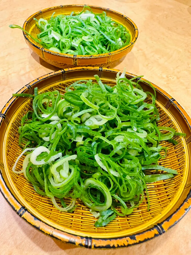 飽滿的京都九條蔥，必須跟服務人員說有需要，才會另外給喔，不然就只有送來拉麵上的蔥喔。