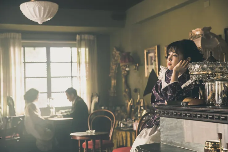 《北城百畫帖》電影劇照，圖中撐著下巴的女性為啟子小姐