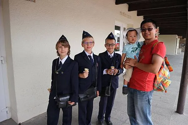 還有一位把冰淇淋藏在身後是怎樣，以為我們看不到嗎？😆😆😆