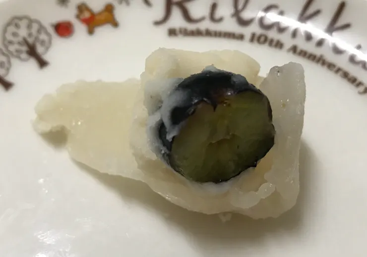 吃到剩最後一口才想到要拍，藍莓裡面還是綠的，味道偏酸